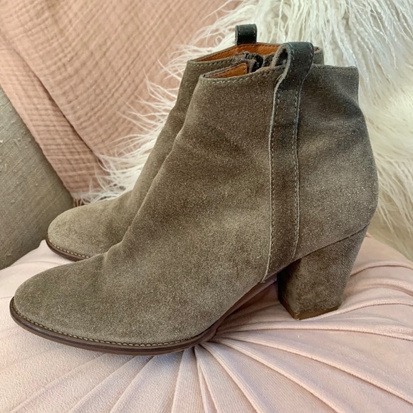 Madewell The Billie Boot in Olive Green Suede - Picture 2 of 11